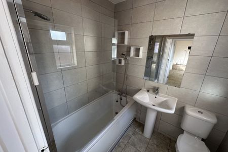 Dickens Avenue - Photo 3