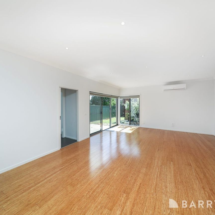 This contemporary townhouse delivers a stylish, low-maintenance lifestyle in a highly convenient Sunshine North location. - Photo 1