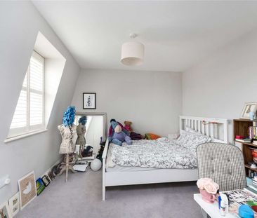 A stunning four bedroom house with private garden and off-street pa... - Photo 1