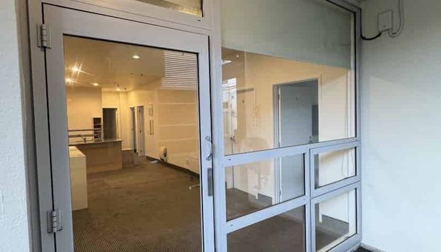 RENOVATED FOUR BEDROOM APARTMENT in fabulous location. - Photo 1