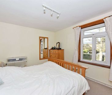 A spacious three bedroom end of terrace cottage, located in Cookham... - Photo 4