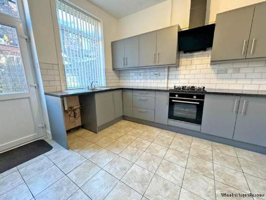 2 bedroom property to rent in Oldham - Photo 1