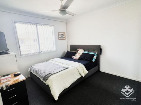 Large 3 Bedroom Townhouse close to everything! - Photo 3