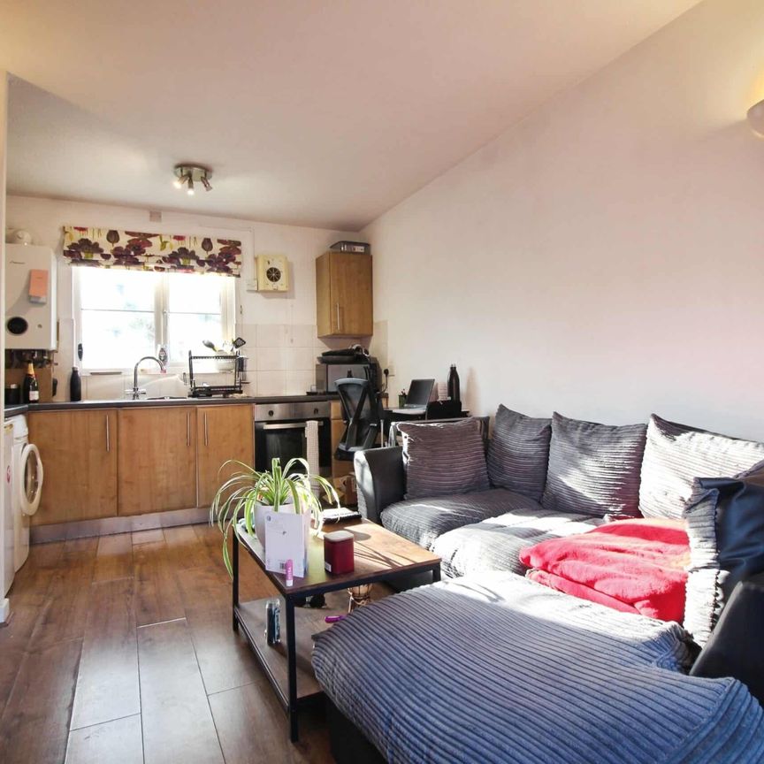 15b Woodshaw Mead, Royal Wootton Bassett, Swindon, Swindon, SN4 - Photo 1