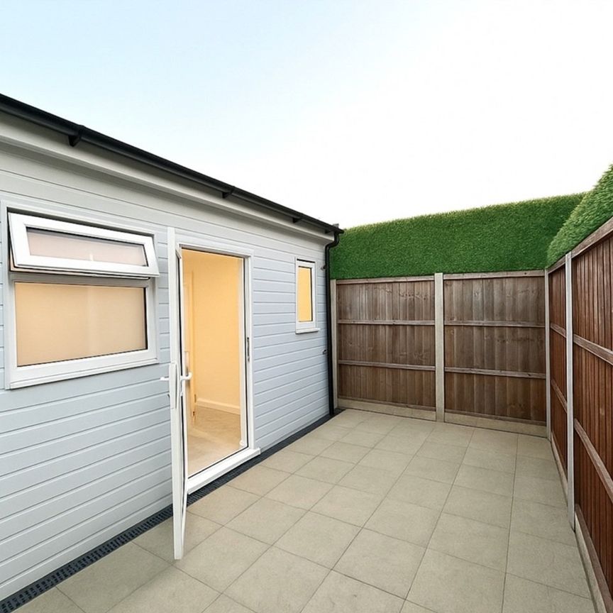 Studio Flat, Park Road, N18 - Photo 1