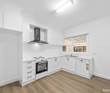 Freshly refurbished three bedroom residence - Photo 3