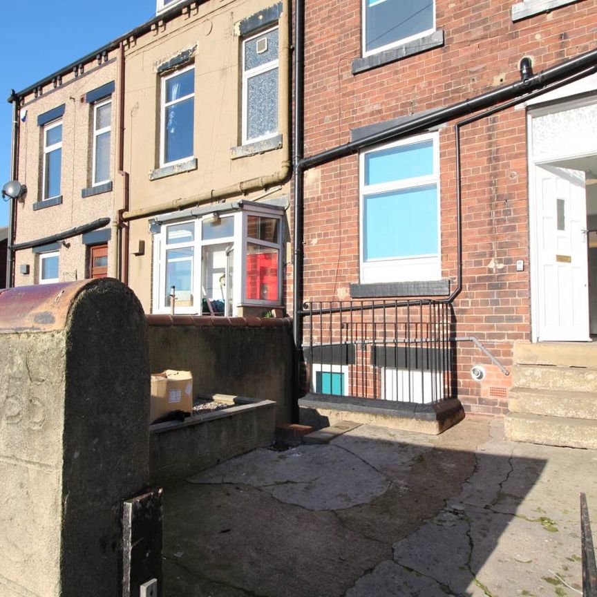 Silver Royd Hill (room 6), Armley, Leeds - Photo 1