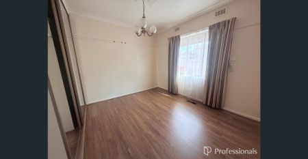 Spacious Family Living with Renovated Bungalow - Opposite St Albans Primary School - Photo 3