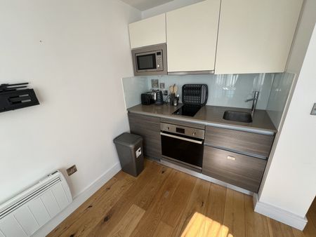 £1250.00 pcm , 21, Trident House, Hayes, UB3 4FP Bright , Well Presented One bed / Studio with car park facilities just in front of Hayes & Harlington Rail Station - Photo 2