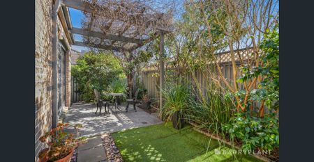 Beautiful Family Home in Sought-After Lakeside Estate - Photo 3