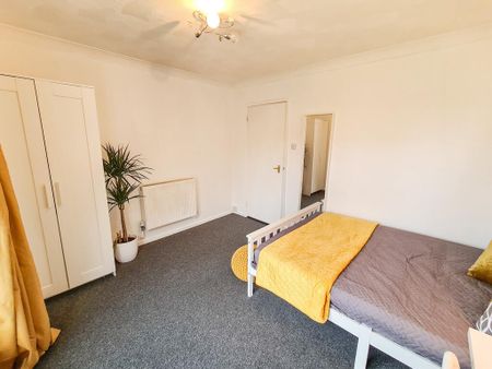 4 bedroom flat to rent - Photo 4