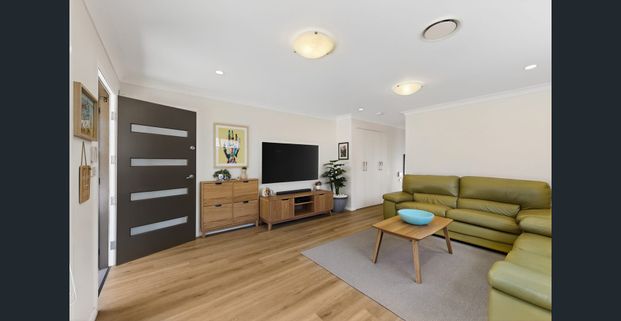 Stylish & Spacious 3-Bedroom Villa in Central Greystanes - Photo 1