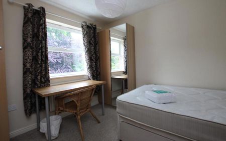 ***STUDENT PROPERTY *** ALL BILLS INCLUDED *** A superb eight bedroom student house offered on a fully furnished basis with bills includedwith bills included. Available from July 2026. - Photo 3