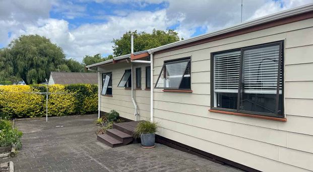 Sunny 3BR Home in Heart of Hairini! - Photo 1