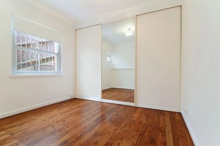Freshly renovated 2 bedroom garden apartment - Photo 3