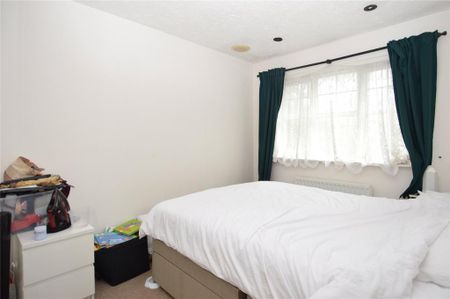 3 bedroom end of terrace house to rent - Photo 3