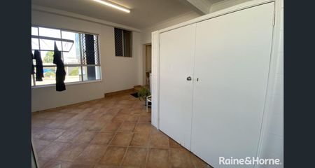 Charming 2-Bedroom Flat in Prime Location - Photo 3