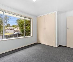 2 bedroom unit in quiet complex - Photo 4