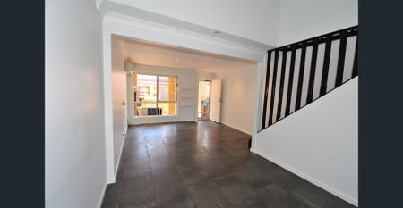 2-Bedroom townhouse, fully AC and renovated - Photo 2