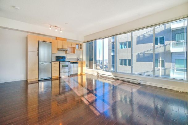 Le 400 Sherbrooke Ouest is located a few steps away from Montreal's Quartier des Spectacles. - Photo 1