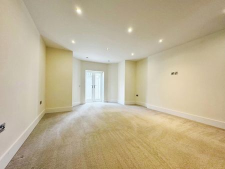 3 bedroom flat to rent - Photo 4