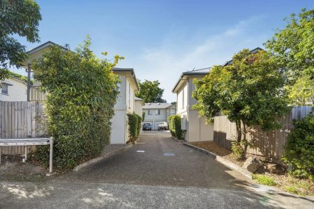 Spacious & Stylish Townhouse in Prime Inner-City Location - Photo 3