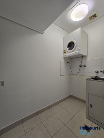 Modern & Spacious Split-Level 2 Bedroom Apartment - Photo 5