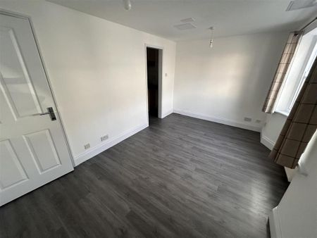 3 bedroom flat to rent - Photo 4
