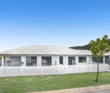 SPACIOUS FAMILY HOME WITH POOL, IN SOUGHT AFTER LOCATION! - Photo 1