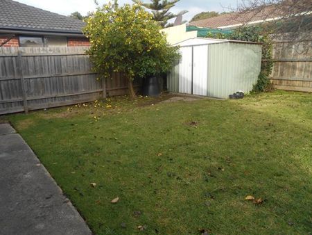 LARGE WELL PRESENTED FAMILY HOME IN LOVELY NEIGHBOURHOOD!! - Photo 4