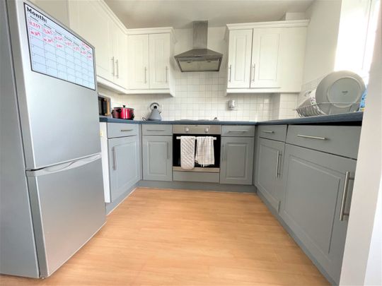 A 1 Bedroom Flat Instruction to Let in - Photo 1