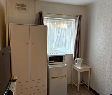 1 bedroom in a house share to rent - Photo 3