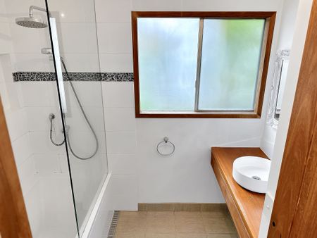 CHARMING 3 BEDROOM COTTAGE - Photo 3