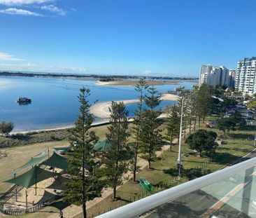 Luxury 8th Floor Broadwater Apartment with Spectacular Water Views - Photo 4