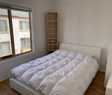 Fully Furnished Inner-City Townhouse - Photo 5