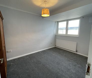3 Bedroom Maisonette to Rent in East Ham E6, Close to Amenities - Photo 4