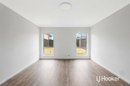 Beautiful 4 Bedroom Home - Available Now! - Photo 5