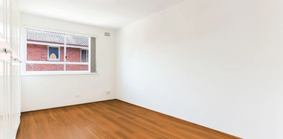 Two bedroom apartment in desirable location - Photo 2