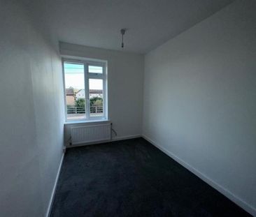 Available 3 Bed House - end terrace - Photo 3