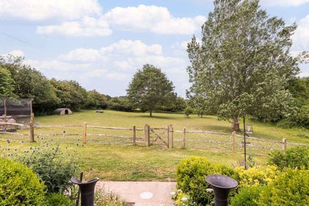 A charming character family home tucked away on the edge of Speldhurst village. - Photo 5