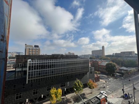 Fully Furnished 2-Bedroom Apartment in Melbourne’s Vibrant Hub - Photo 2