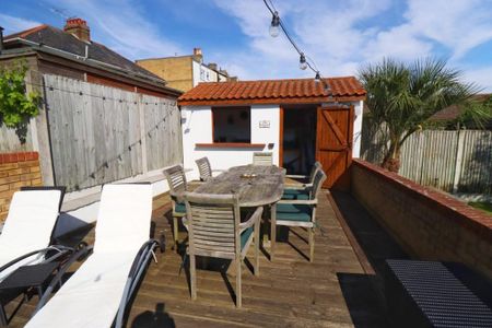 5 bedroom semi-detached house to rent - Photo 3