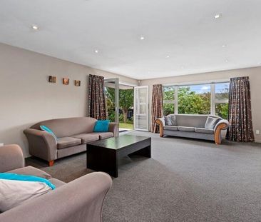 Spacious Living - Photo 4