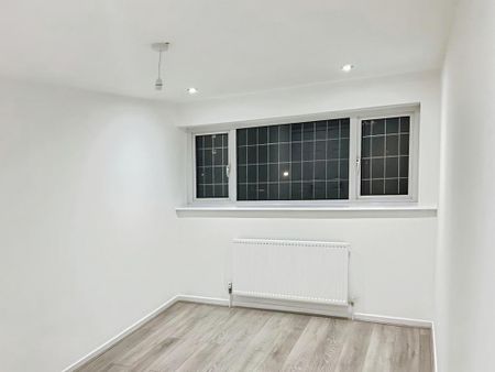 3 bedroom end of terrace house to rent - Photo 3