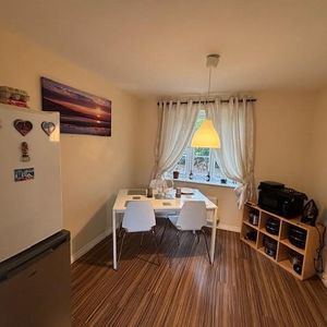 1 bedroom in a house share to rent - Photo 2