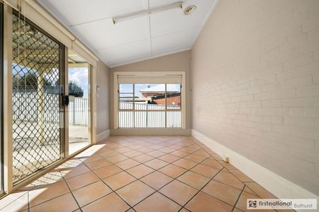 Charming Three Bedroom Cottage Close to Town - Photo 3