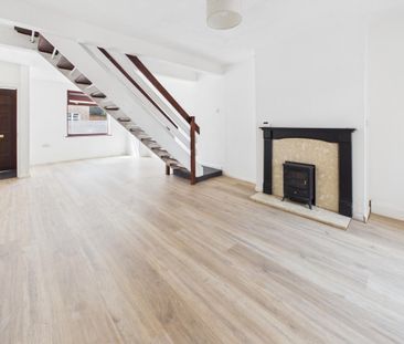 3 bedroom house - end terrace to rent - Photo 1