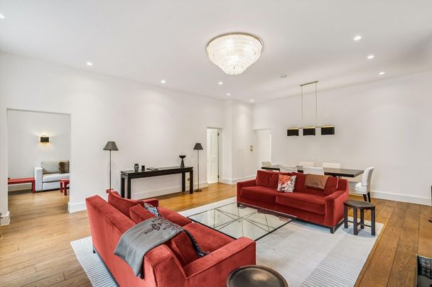 A beautifully presented and elegantly proportioned lateral apartment set within a handsome period building in one of South Kensington’s most distinguished garden squares. - Photo 1