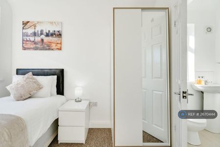 1 bedroom in a house share to rent - Photo 5