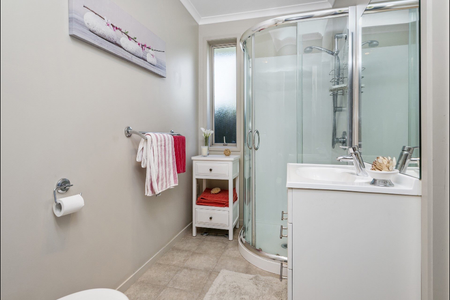 Tidy standalone 1 bedroom with garage and garden - Photo 3